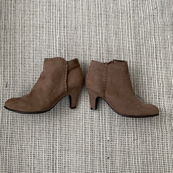 Aerosoles Heelrest Ruffle Ankle Boots - Picture 4 of 4